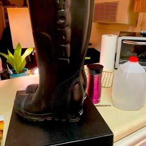 Size 8 women’s Knee high Sorel rain boots black